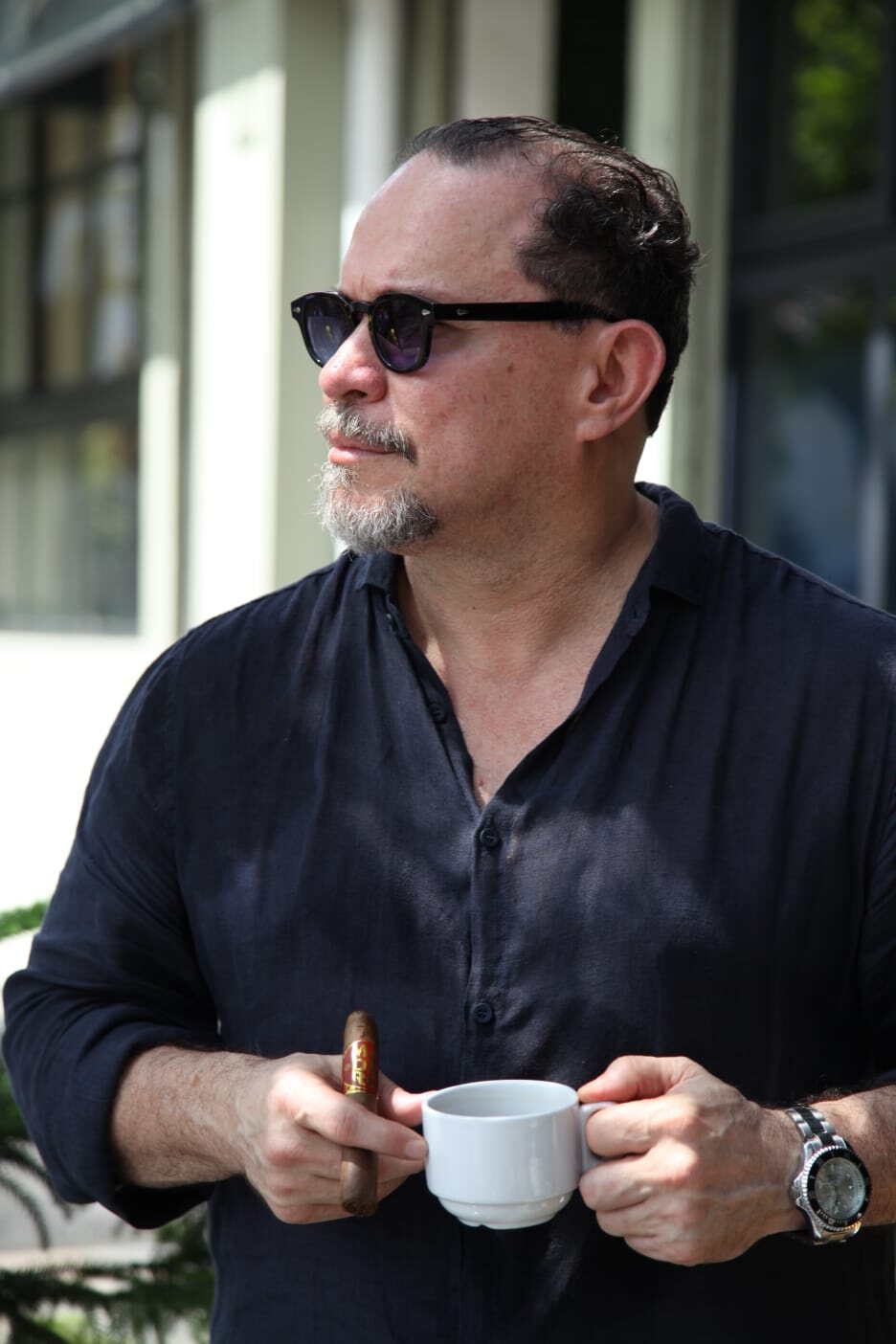 Fundador de René Cigars disfrutando un puro y café