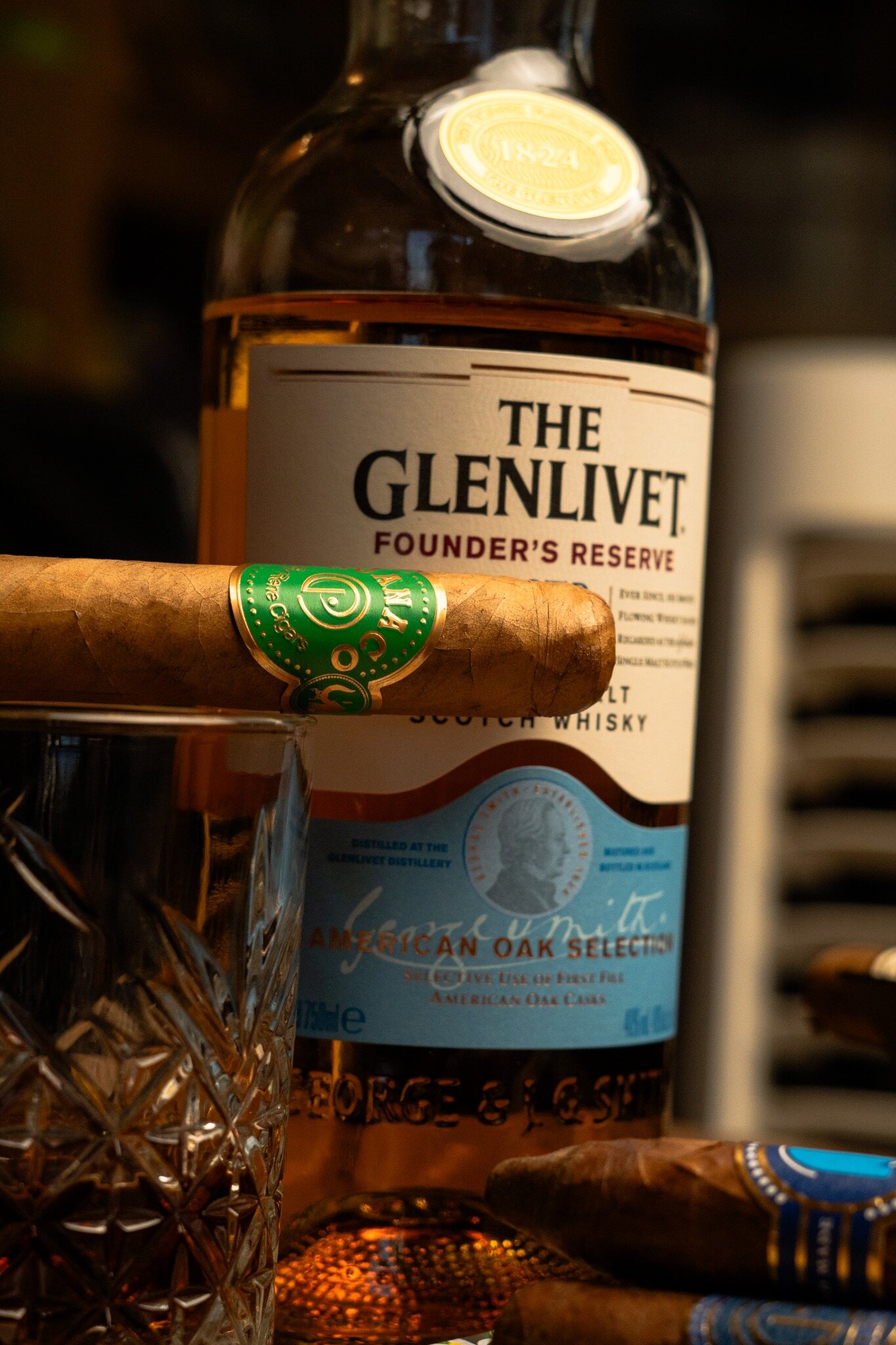 Puro René Cigars junto a whisky