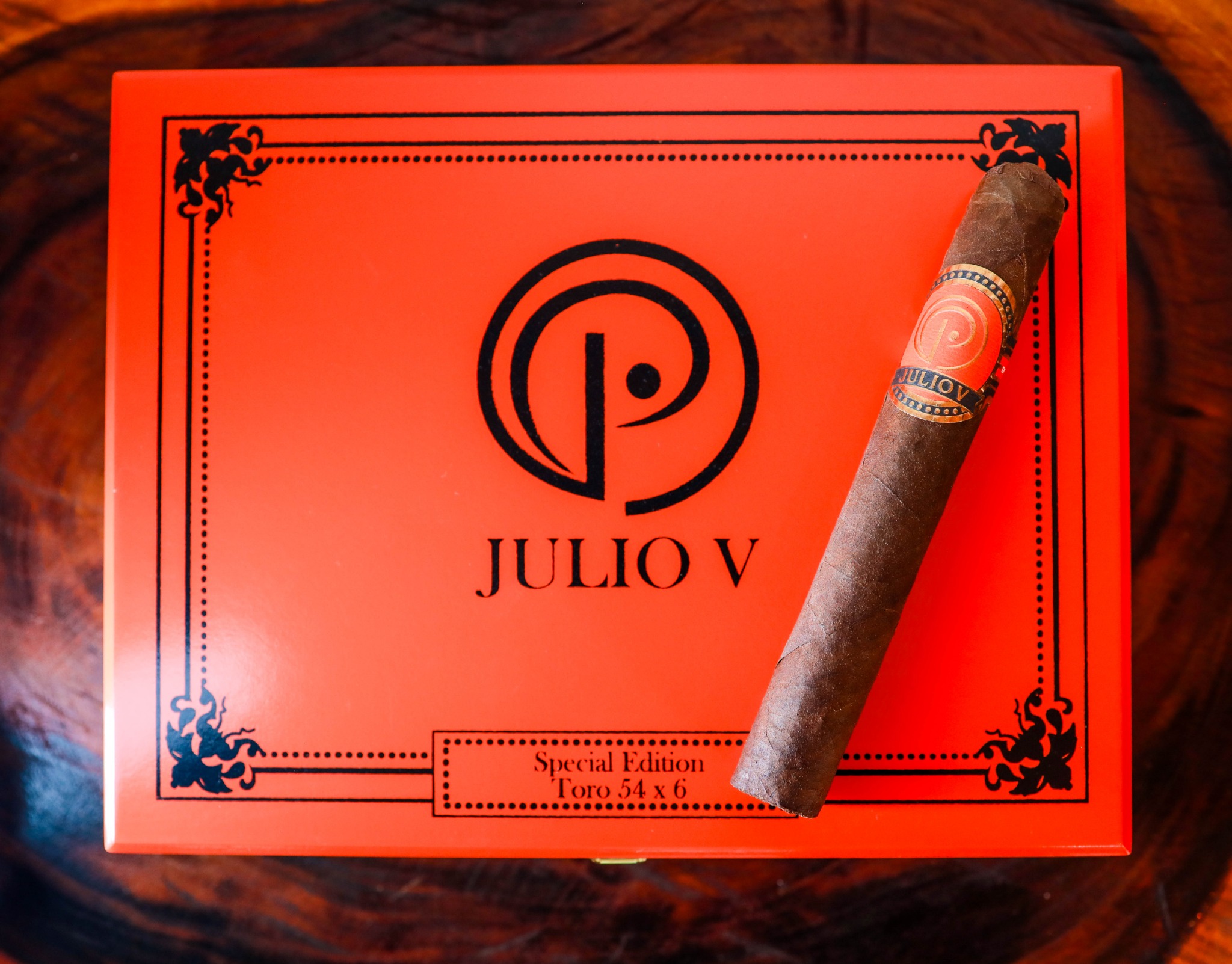 Julio V — caja y cigarro, imagen 1