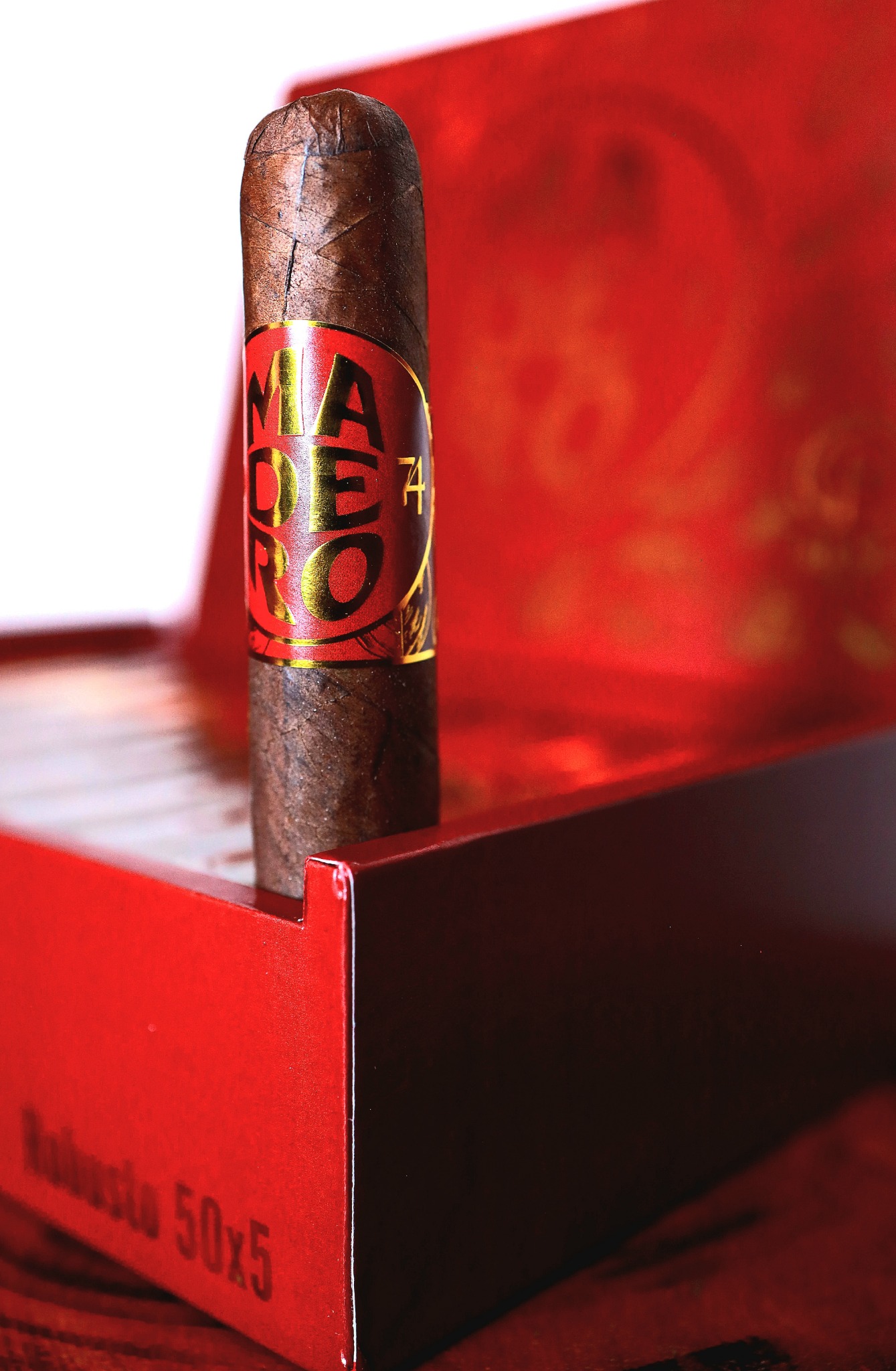 Madero 74 — caja y cigarro, imagen 2
