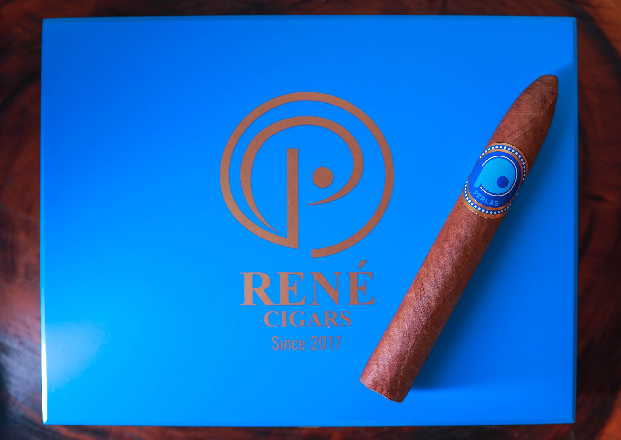 Perlas — caja y cigarro, imagen 1