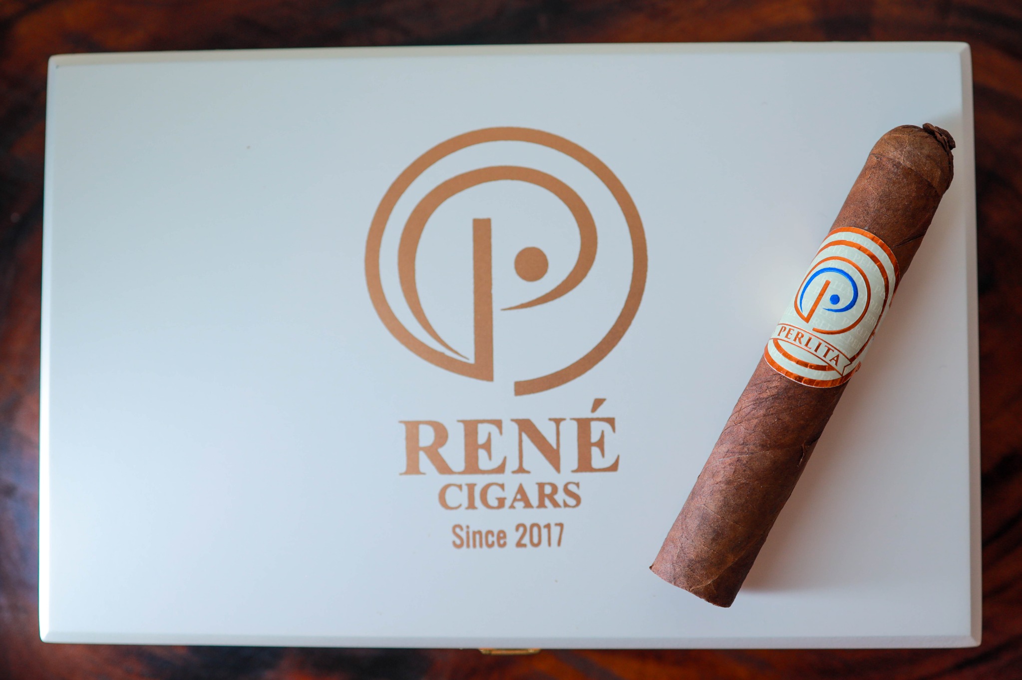 Perlita — caja y cigarro, imagen 1