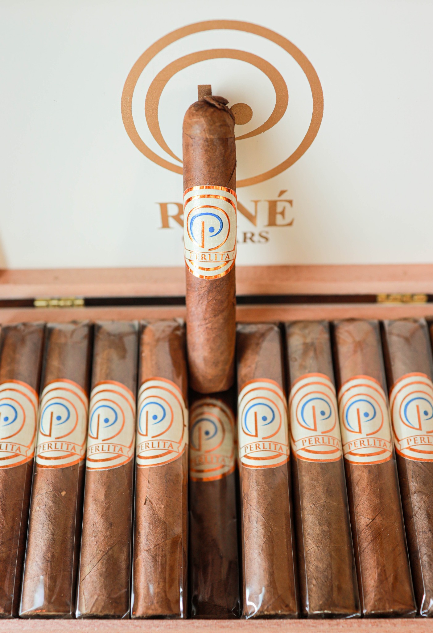 Perlita — caja y cigarro, imagen 2