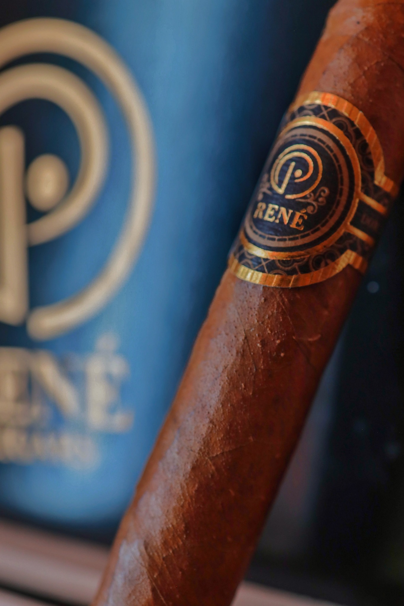 René — caja y cigarro, imagen 2